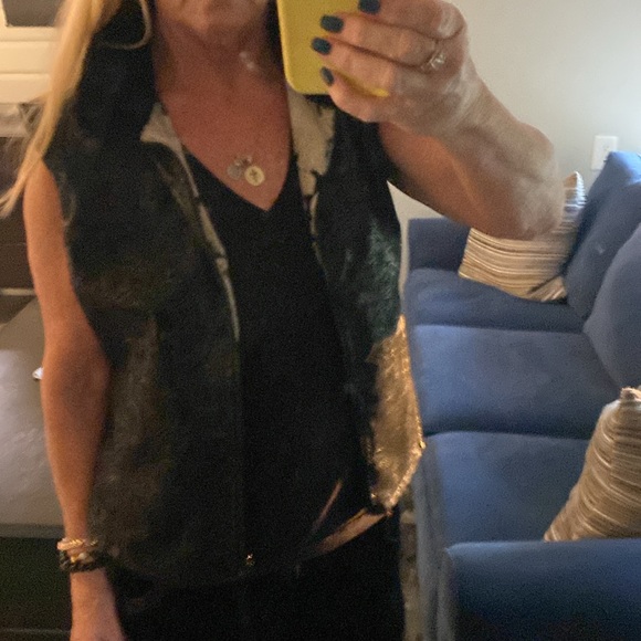 Boutique Reversible Leather Embossed and Faux Fur Cow Hide Vest GORGEOUS - Picture 6 of 12